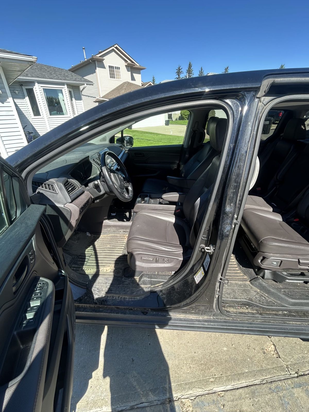 Honda Odyssey cockpit after detailing, dash and console cleaned